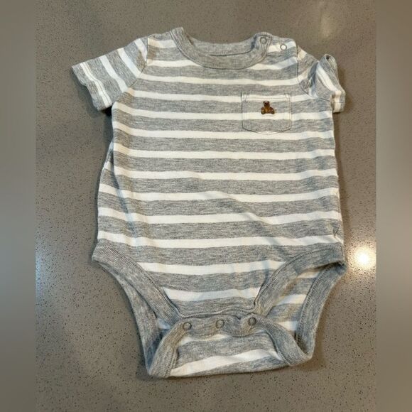 Bundle: Set of three short sleeve onesies from baby gap Sized 3-6 / 6-12 month - Picture 2 of 7
